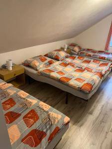 2 aparte bedden in een kamer met bij Ubytování Měšetice 