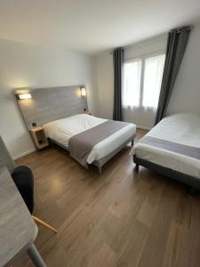 Habitación de hotel con 2 camas y ventana en Hotel Castel, en Neuves-Maisons