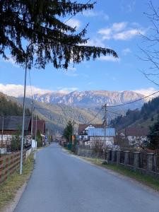 モイエチウ・デ・ススにあるCasa Edenの山を背景に空き道