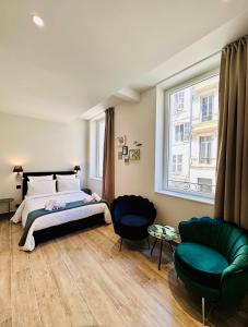 um quarto com uma cama, um sofá e uma janela em PARADISE Earth & Sea em Marselha