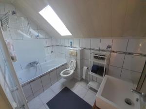 ein Badezimmer mit einem WC, einer Badewanne und einem Waschbecken in der Unterkunft Im Herzen von Wermelskirchen in Wermelskirchen