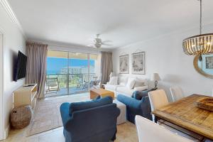 salon z kanapą i stołem w obiekcie High Pointe Condos w mieście Seacrest