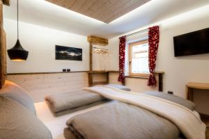 Ένα ή περισσότερα κρεβάτια σε δωμάτιο στο Ciasa Marizana