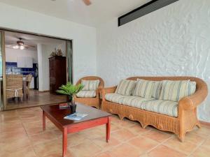 ein Wohnzimmer mit einem Sofa und einem Tisch in der Unterkunft Live an adventure in Taboga 1 in Taboga