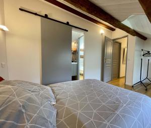 um quarto com uma cama grande num quarto em La Treille em Tignac