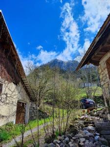 una casa y un coche estacionados junto a una montaña en Appartement 2 pièces en Montmin