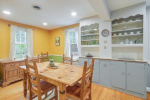 comedor con mesa de madera y sillas en Silver Spring Rental 8 Mi to Washington, DC!, en Silver Spring