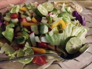 una ensalada en un plato de vidrio con una cuchara en Ciao Hotel en Nuweiba