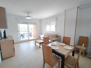 Il comprend une cuisine et un salon avec une table et des chaises. dans l'établissement ACV - Torremar-2ª linea planta 2 Frontal 3h, à Oropesa del Mar