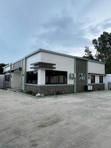 a building with a parking lot in front of it at Villa Del Cascel in Bulala