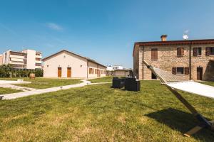 a hammock in a yard next to a building at B&B Podere Curtatone in Grosseto