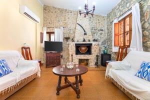 ein Wohnzimmer mit einem Tisch und einem Kamin in der Unterkunft YupiHome Finca Can Calistro in Inca