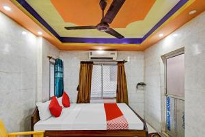 - une chambre avec un lit et un plafond dans l'établissement OYO Flagship The Rest, à Gauripur