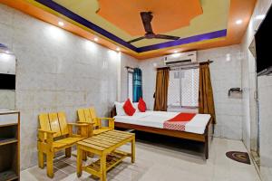 GauripurにあるOYO Flagship The Restのベッドルーム1室(ベッド1台、椅子付)