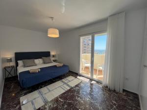 Postel nebo postele na pokoji v ubytování Sur Suites La Marina + 15 fotografií