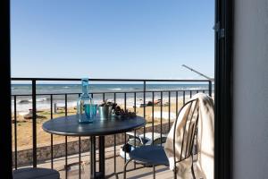 un tavolo su un balcone con vista sulla spiaggia di Tusa Bay a Castel di Tusa