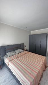 En eller flere senge i et værelse på cosy flat, 150m to the sea