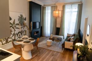 a living room with a couch and a table at Coco: hypercentre-2chambres-parking-zen... in Saint-Étienne