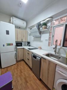 a small kitchen with a sink and a refrigerator at La casa de Emma in Piles