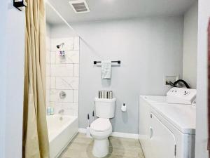 La salle de bains blanche est pourvue de toilettes et d'un lavabo. dans l'établissement 2Bed/1Bath Fully Upgraded Suite, à Glendale