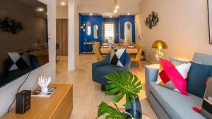 een woonkamer met een blauwe bank en een tafel bij Luxury Pool & Golf View Aptin in Hard Rock Golf PC in Punta Cana
