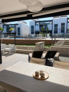 - une table avec deux tasses au-dessus d'une terrasse dans l'établissement OASIS BEACH 7 - Apartment Lundgren, à Torrevieja