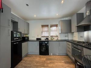 Una cocina o kitchenette en KENT, DARTFORD STATION APARTMENTs