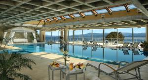 Bazén v ubytovaní Cacique Inacayal Lake Hotel & Spa alebo v jeho blízkosti