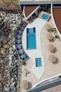 una vista aérea de una piscina y una casa en Flat Na Praia Mucuripe en Fortaleza