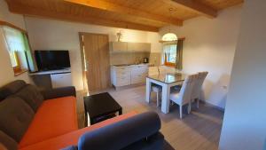 een woonkamer met een bank en een tafel bij Hiška ob gozdu in Polzela