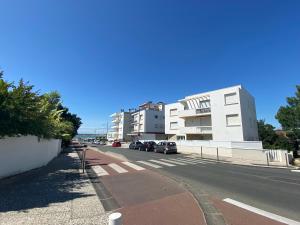 サン・ジョルジュ・ド・ディドンヌにあるProche plage de Royan, vue mer, équipements modernes, confortの道路脇の建物のある通り
