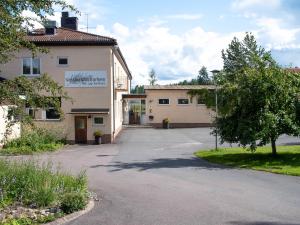 an empty parking lot in front of a building at Vassbo Logi & Event in Falun