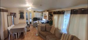 salon i kuchnia z kanapą i stołem w obiekcie MH829-My beautiful home w mieście Gastes