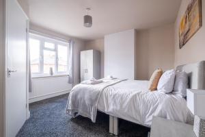 Postel nebo postele na pokoji v ubytování Stunning Home Ideal for comfort by Our Home Short Stays Free parking fast Wi-Fi and plenty of shops and eating options close by