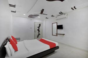 Flagship Hotel Rudra Palace tesisinde bir odada yatak veya yataklar