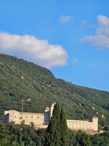 un edificio al lado de una colina en Casa Mafalda en Spoleto