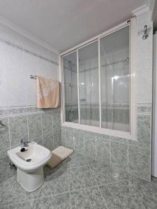 bagno con servizi igienici, lavandino e finestra di Escapada Perfecta en Las Jaras a Pelayos de la Presa