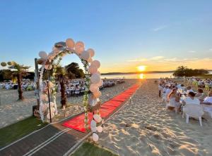 eine Hochzeitszeremonie am Strand bei Sonnenuntergang in der Unterkunft MH829-My beautiful home in Gastes