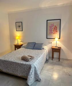 1 dormitorio con 1 cama con 2 mesas y 2 lámparas en Encantador piso en Villafranca de Córdoba, en Villafranca de Córdoba