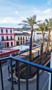 vistas a una ciudad con palmeras y edificios en Encantador piso en Villafranca de Córdoba, en Villafranca de Córdoba