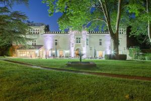 een groot wit huis met een fontein in de tuin bij Domaine Du Val De Cèze in Bagnols-sur-Cèze