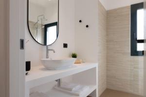 W łazience znajduje się umywalka i lustro. w obiekcie Tusa Bay w mieście Castel di Tusa