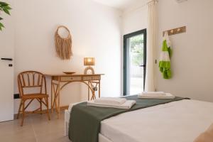 een slaapkamer met een bed, een tafel en een stoel bij Tusa Bay in Castel di Tusa