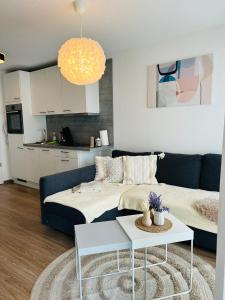 uma sala de estar com um sofá e uma mesa em Rosengarten Apartments in Tettnang em Tettnang