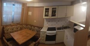 una pequeña cocina con mesa y encimera en Apartments Gubanec, en Cerklje na Gorenjskem