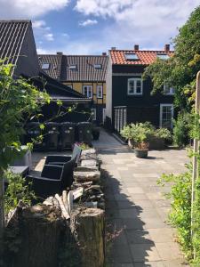 een loopbrug in een stad met huizen bij Hus-lejlighed i ejendommens baghus in Odense