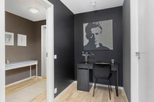 a room with a table and a picture of a man at STOR OG LEKKER 2-R på 62 KVM in Trondheim