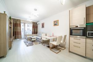 un salon avec une cuisine et une salle à manger dans l'établissement Grand Karavel Top Center Lux Apartment, à Varna