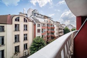 d'un balcon offrant une vue sur la ville. dans l'établissement Grand Karavel Top Center Lux Apartment, à Varna