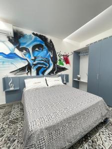 sypialnia z dużym obrazem na ścianie w obiekcie B&B i Borboni w mieście Napoli